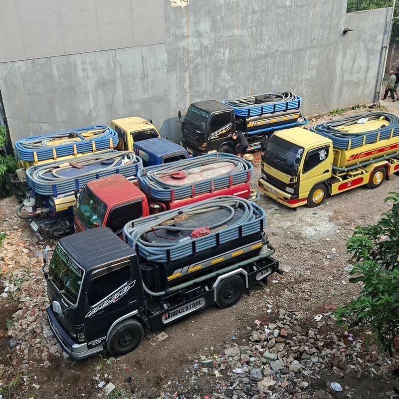 Armada truk tangki Ahli Sedot WC berjajar di pool siap berangkat melayani Jabodetabek