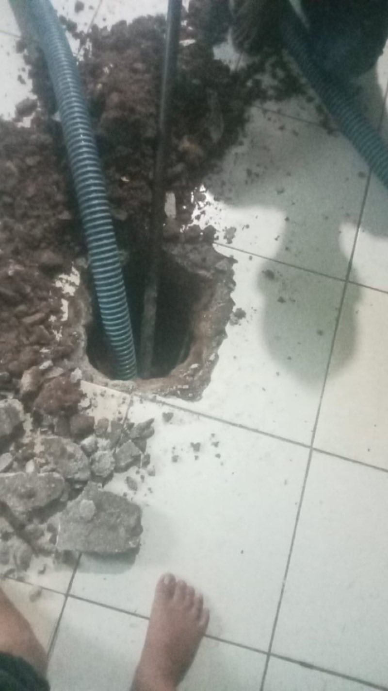 Perbaikan jalur pipa septic tank yang rusak di bawah lantai