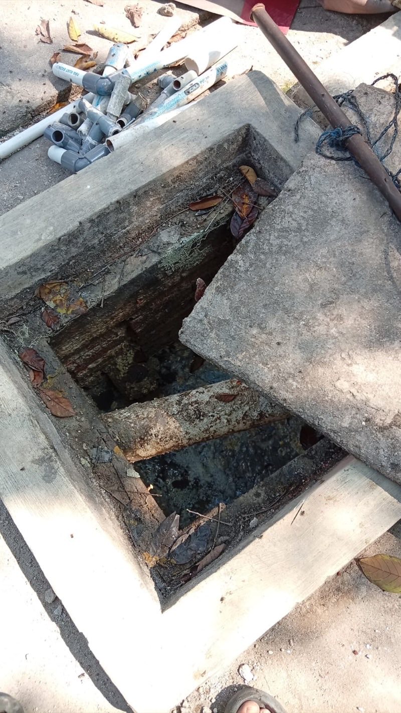 Bak septic tank terbuka sedang dikuras oleh tim Ahli Sedot WC