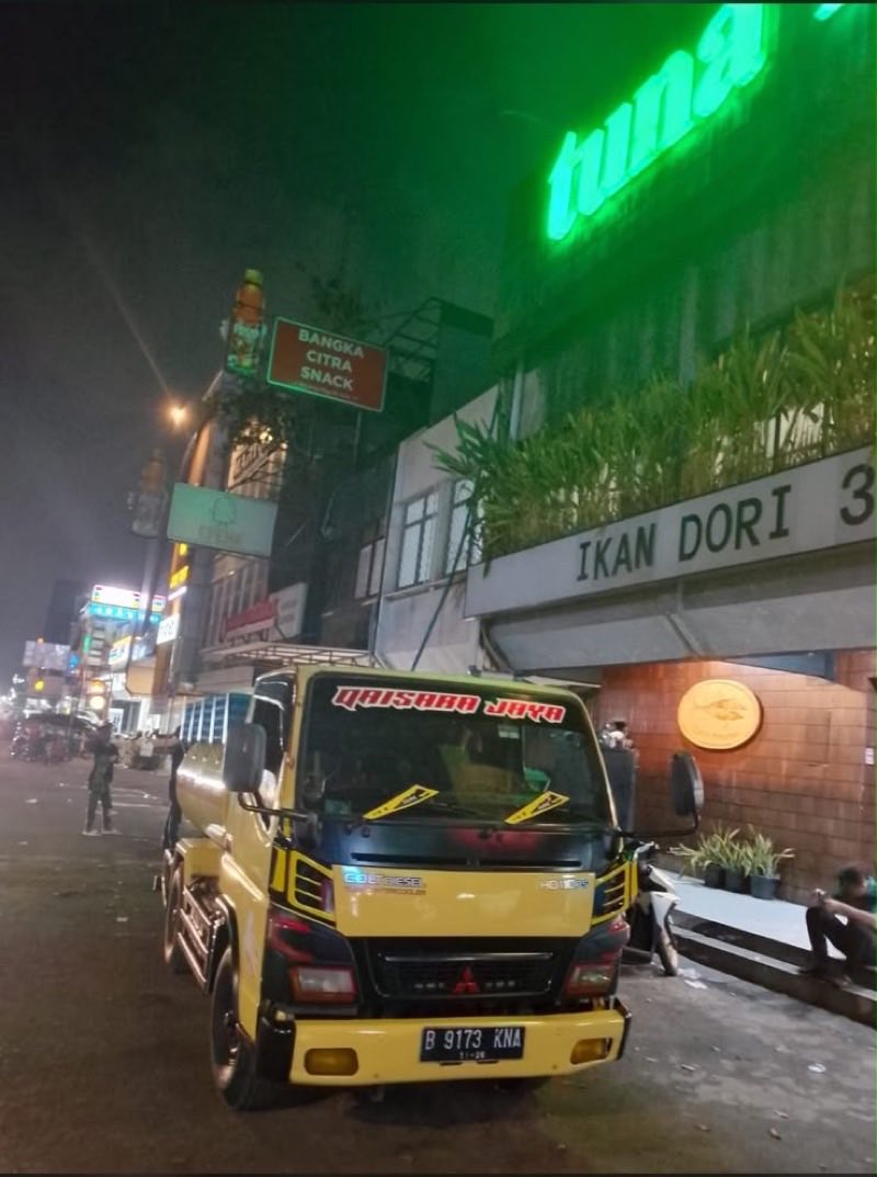 Armada Ahli Sedot WC melayani panggilan malam hari di area komersial