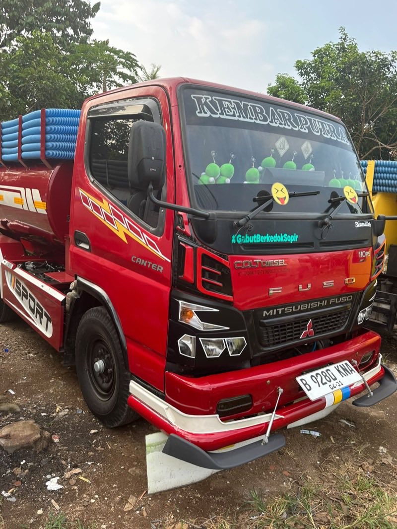 Truk tangki Ahli Sedot WC tampak depan siap operasi