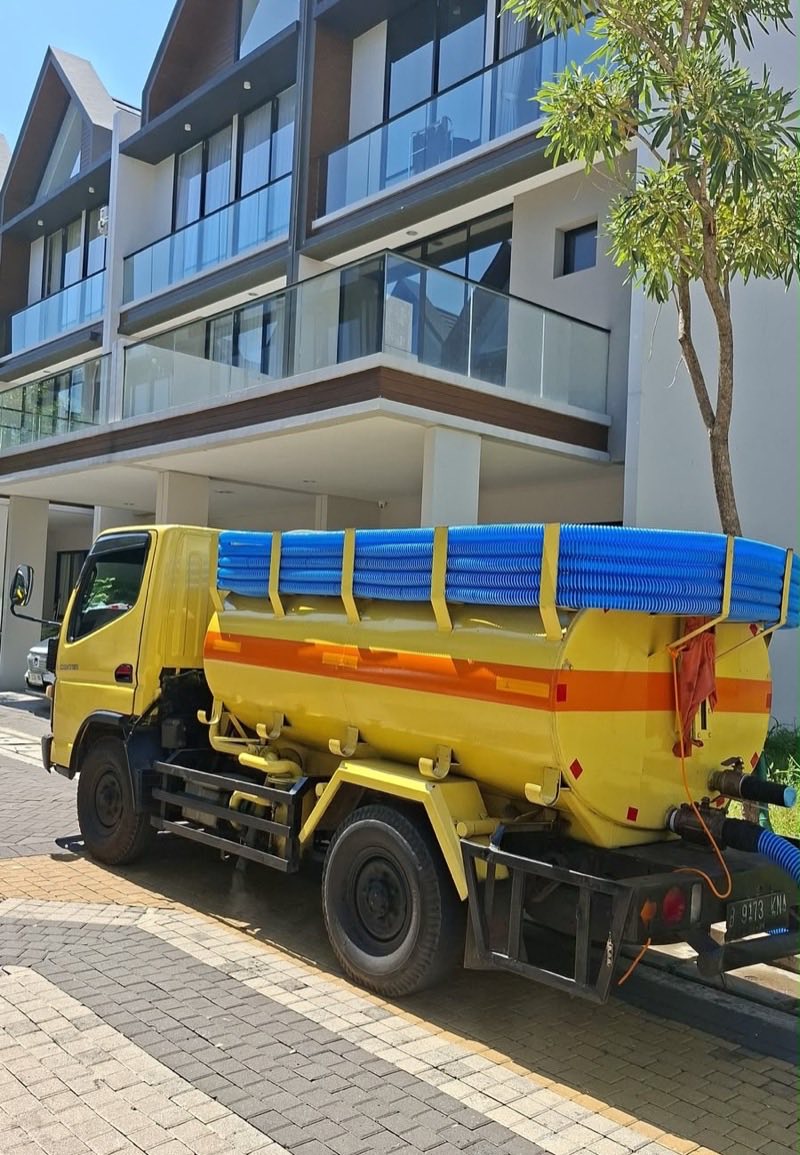 Truk sedot WC melayani rumah di perumahan cluster